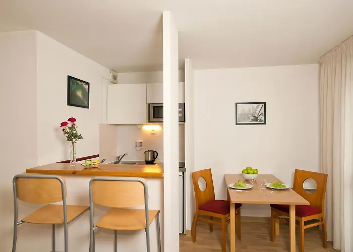 昂热美好假期中庭公寓式酒店 3*